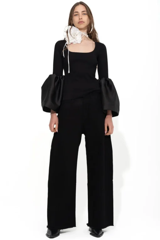 BLACK SCOOPED NECK PUFF SLEEVE TOP