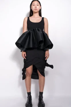 BLACK SLEEVELESS PUFF HEM TOP