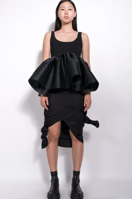 BLACK SLEEVELESS PUFF HEM TOP