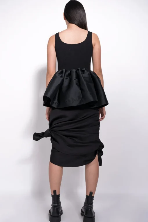 BLACK SLEEVELESS PUFF HEM TOP