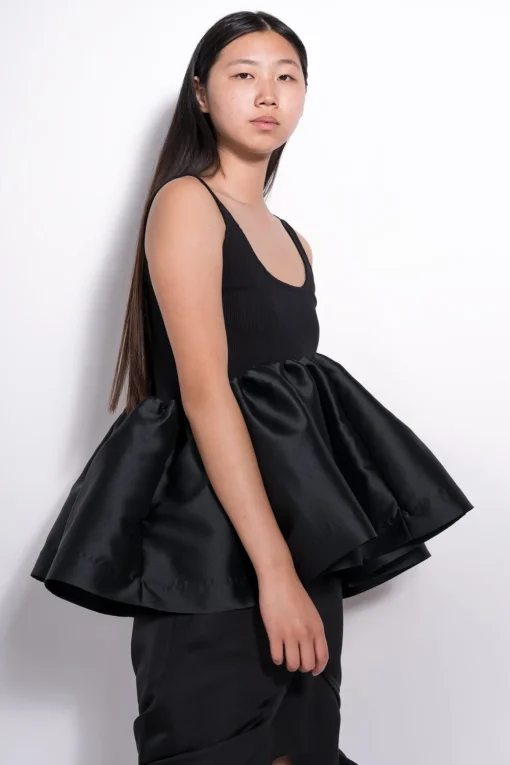 BLACK SLEEVELESS PUFF HEM TOP