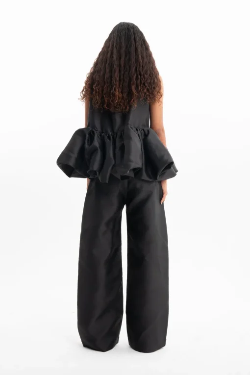 BLACK SLEEVELESS PUFF HEM TOP