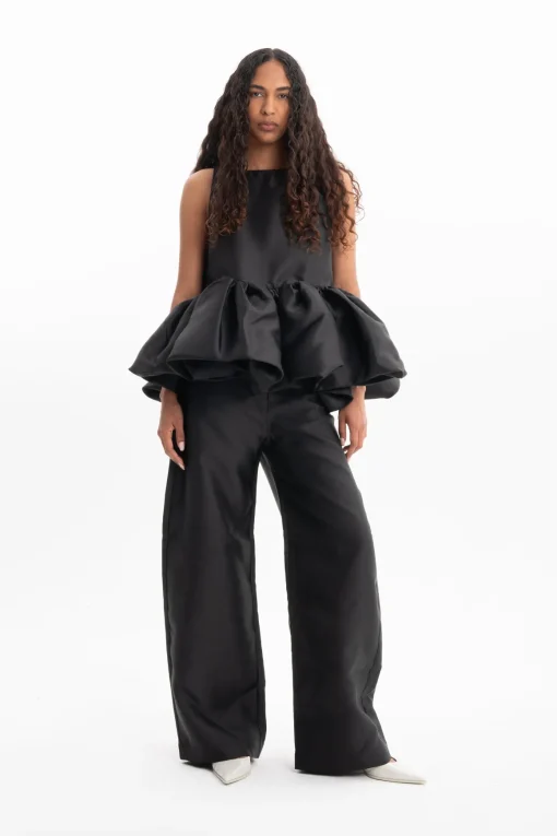 BLACK SLEEVELESS PUFF HEM TOP