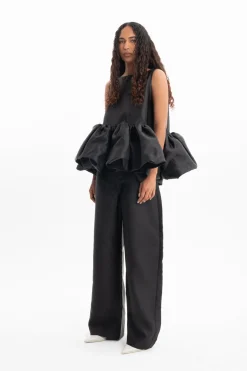 BLACK SLEEVELESS PUFF HEM TOP
