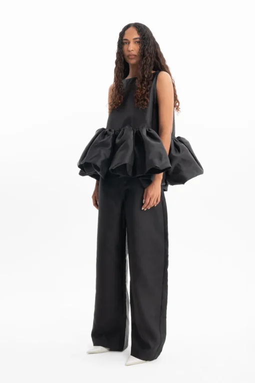 BLACK SLEEVELESS PUFF HEM TOP