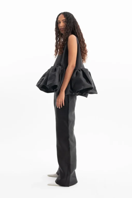BLACK SLEEVELESS PUFF HEM TOP