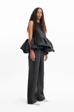 BLACK SLEEVELESS PUFF HEM TOP