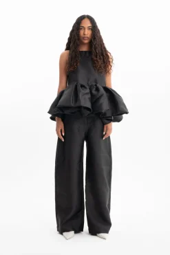 BLACK SLEEVELESS PUFF HEM TOP