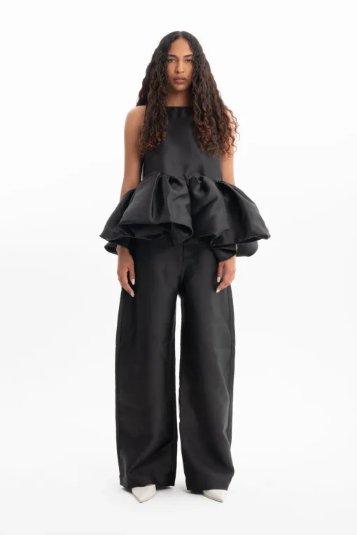 BLACK SLEEVELESS PUFF HEM TOP