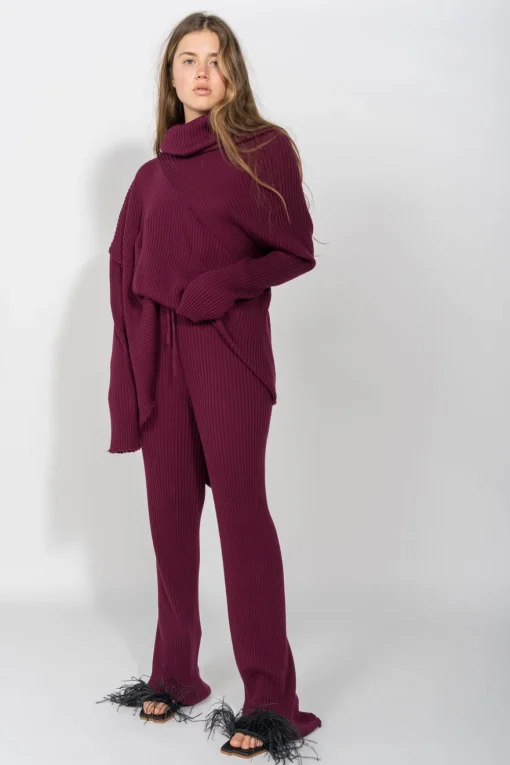 BURGUNDY KNITTED TROUSERS