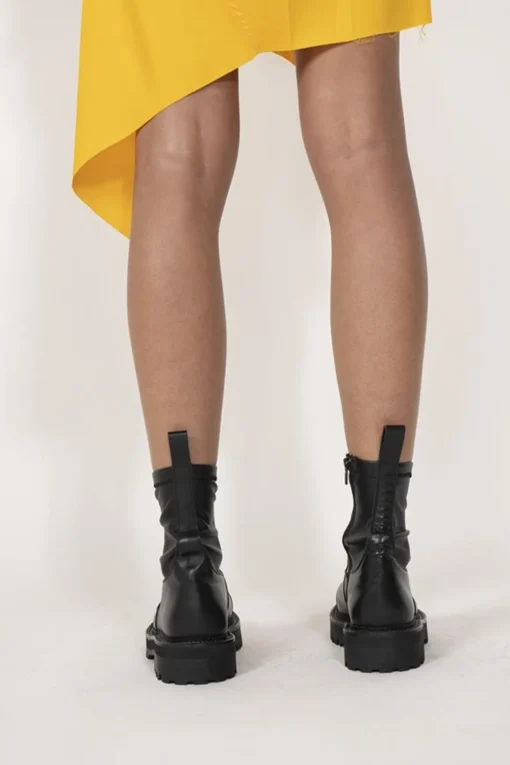 CHELSEA BOOTS