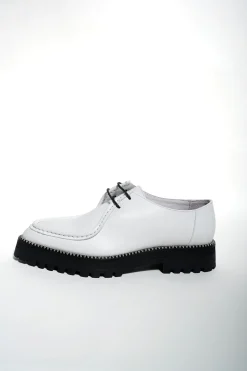 WHITE BROGUE W/ BLANKET STITCH
