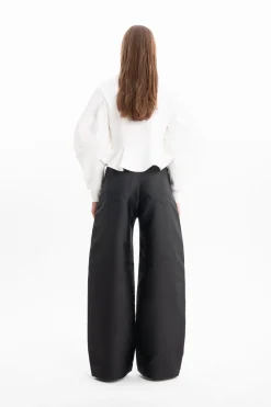 WHITE FRILL HEM SWEATSHIRT