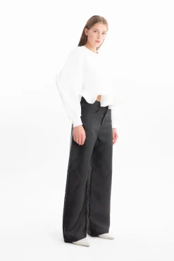 WHITE FRILL HEM SWEATSHIRT